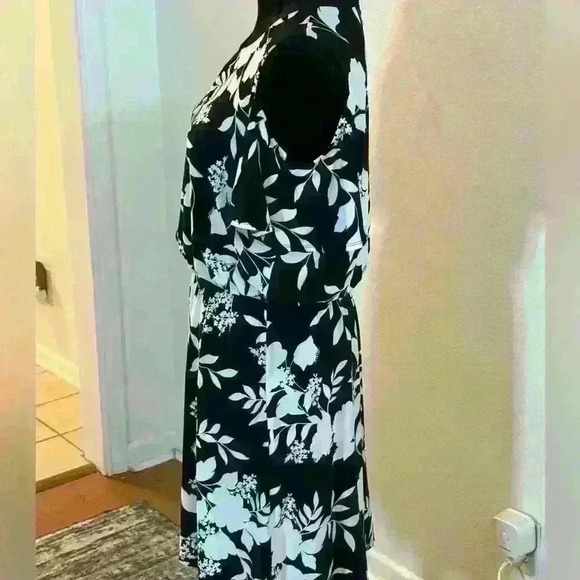 Roz & Ali Black & White Floral Print Midi Dress - Picture 4 of 7